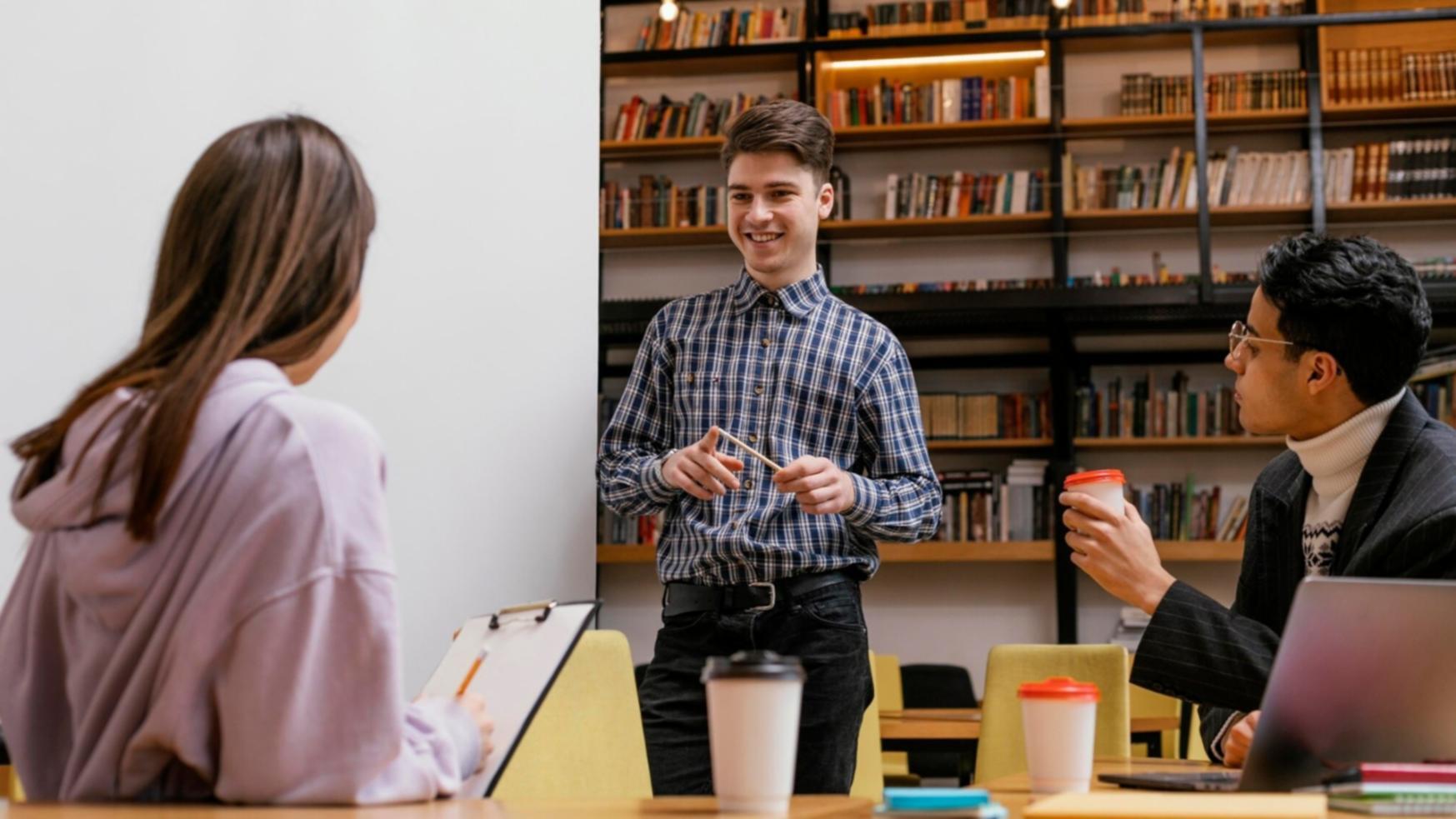 Teammitglieder arbeiten gemeinsam an Finanzprojekten